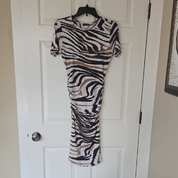 VENUS Dresses & Skirts - VENUS Black and White Ruched Bodycon Midi Dress
